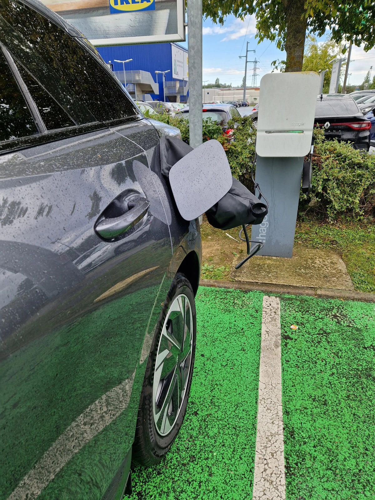 Fixation magnétique autour du port de charge d’une voiture