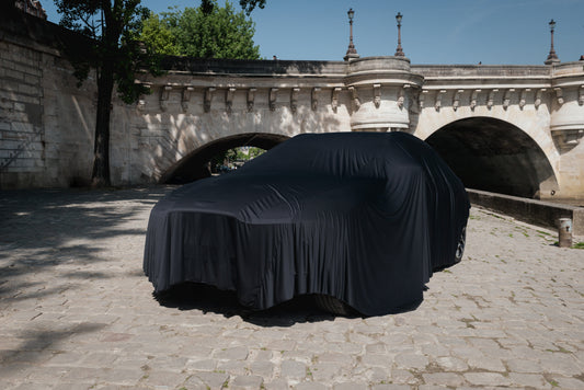 Voiture de sport masquée sous un drap de présentation My Roadster à Paris
