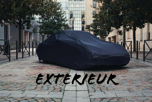 Housse de protection extérieure installée sur une voiture avant un orage