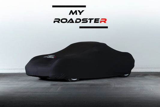 Voiture protégée par une housse intérieure Stretch My Roadster dans un garage