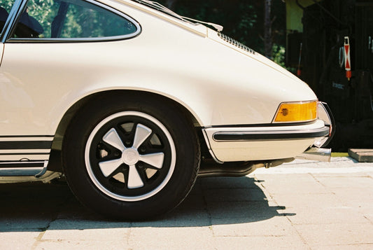 Porsche 911 classique orange vue de trois-quarts