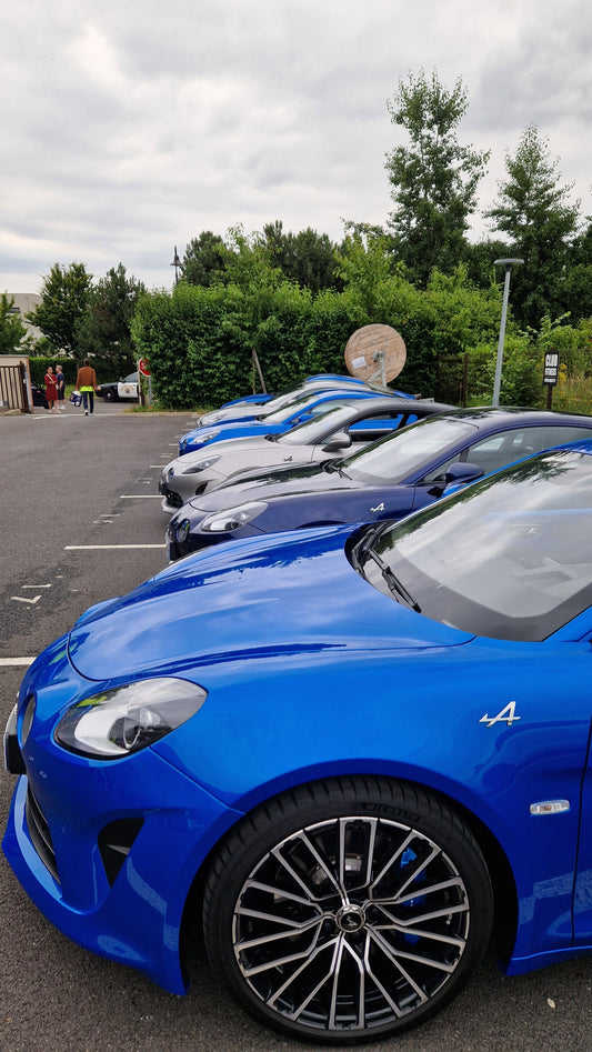 Alignement d’Alpine A110 lors d’un rassemblement automobile